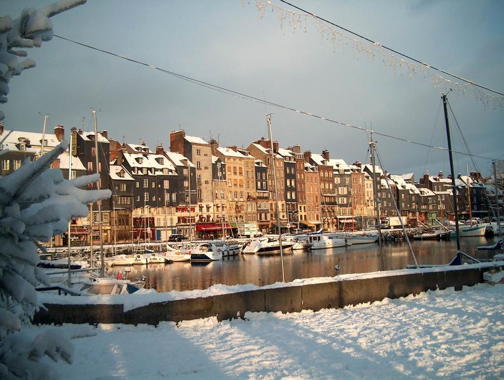Escapade Au Coeur De Honfleur Avec Parking Prive Et Vue Panoramique Apartment Room photo